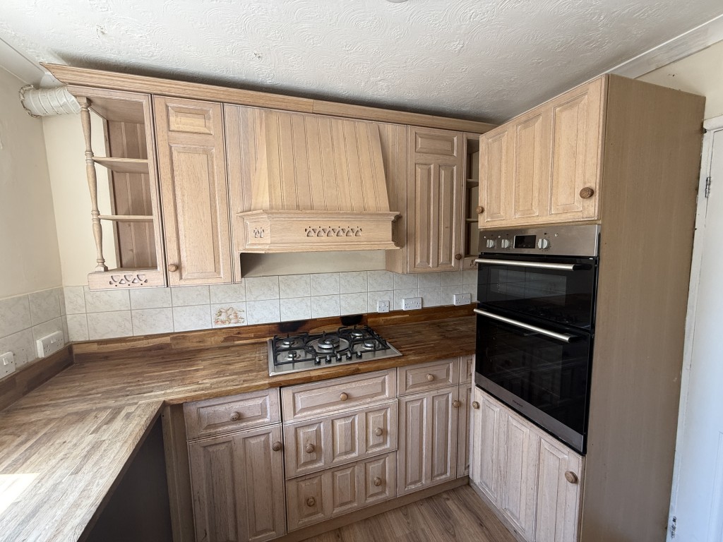 Lot: 30 - GROUND FLOOR FLAT IN NEED OF IMPROVEMENT - Kitchen in Flat in need of improvement